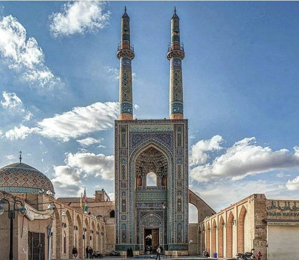 مسجد گلدسته یزد و بانوان خوش شانس!