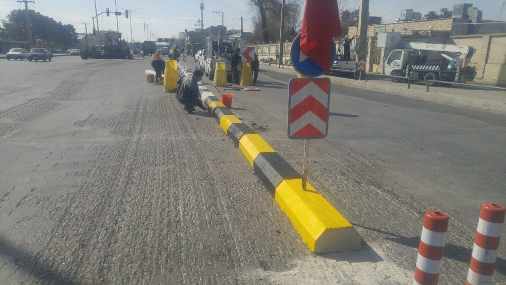 انتقاد از ایجاد رفیوژ میانی در معابر تهران/ شهرداری رنگ‌زدن جداول را از دستورکار خارج کند